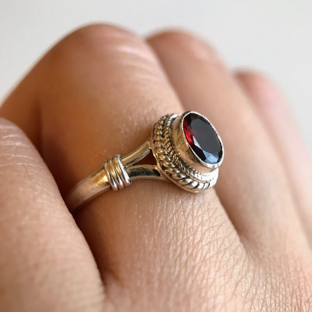 Himalaya Garnet Ring (wearing image) - ASHA KIRANA - なますて ぱりばーる